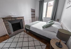 Ένα ή περισσότερα κρεβάτια σε δωμάτιο στο Appartement Le Molière vue sur Loire
