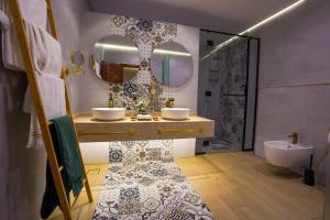 迪拜Al Marmoom Oasis Luxury Experiential Desert Domes的带两个水槽和一面镜子的浴室