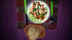 einen Tisch mit einem Teller Essen und einem Sandwich in der Unterkunft U Anny in Háj ve Slezsku + 3 Fotos