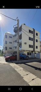 una luz de la calle con coches estacionados frente a un edificio en Residence Les Manguiers Fully equipped, en Flic en Flac