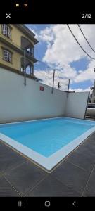 una piscina en una casa con pista de voleibol en Residence Les Manguiers Fully equipped, en Flic en Flac