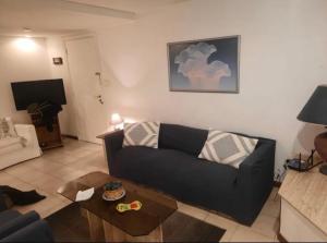 a living room with a black couch and a table at Punta Del Este, Península Santos Dumont, 2 dormitorios, 2 baños, 5 personas in Punta del Este