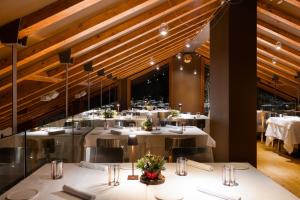 Restaurace v ubytování Montana Lodge & Spa, by R Collection Hotels