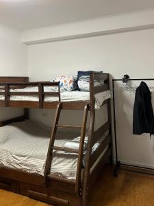 una habitación con dos literas y una escalera en Cozy and Tiny Nest in Gudauri, en Gudauri