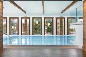 Bazén v ubytování Montana Lodge & Spa, by R Collection Hotels nebo v jeho okolí