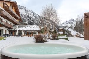 Nespecifikovaný výhled na hory nebo výhled na hory při pohledu z hotelu