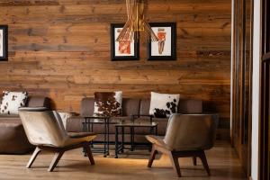 Posezení v ubytování Montana Lodge & Spa, by R Collection Hotels
