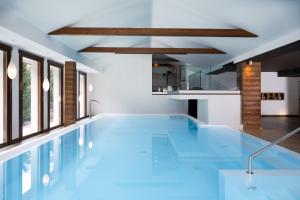 Bazén v ubytování Montana Lodge & Spa, by R Collection Hotels nebo v jeho okolí