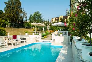 Bazén v ubytování Hotel Garni nebo v jeho okolí