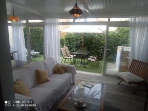 a living room with a couch and a table at Bahia de Vera Apartamento Paraiso in Playas de Vera