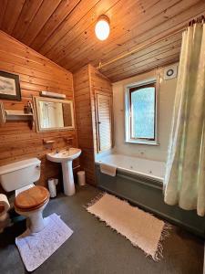 Koupelna v ubytování Secluded Rustic Cabin - A Digital Detox Paradise.