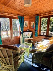 Posezení v ubytování Secluded Rustic Cabin - A Digital Detox Paradise.