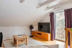 Μια τηλεόραση ή/και κέντρο ψυχαγωγίας στο Das purpur Haus für Dich alleine!