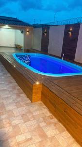 Una gran piscina azul en un edificio. en Salão de Festa com piscina, en Pelotas 3 fotos más