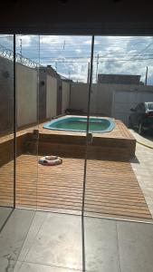 Una vista de una piscina a través de una ventana. en Salão de Festa com piscina, en Pelotas