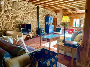 salon z kanapą i stołem w obiekcie Casona de Saltus, espectacular casona en Sotosalbos,10min de Segovia w mieście Sotosalbos