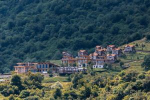 una grande casa su una collina in montagna di Apaga Resort a Ijevan