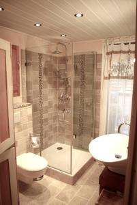 La salle de bains est pourvue d'une douche, de toilettes et d'un lavabo. dans l'établissement B&B Villa Viva Vitale, à Pierrevert