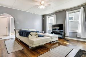 Χώρος καθιστικού στο Charming 2-Bedroom Home with Private Gym