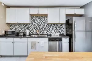Η κουζίνα ή μικρή κουζίνα στο Charming 2-Bedroom Home with Private Gym