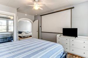 Ένα ή περισσότερα κρεβάτια σε δωμάτιο στο Charming 2-Bedroom Home with Private Gym