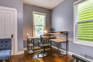 Χώρος καθιστικού στο Charming 2-Bedroom Home with Private Gym +12 φωτογραφίες