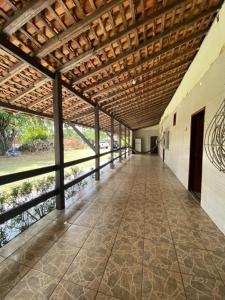 ein leerer Flur eines Gebäudes mit einer Holzdecke in der Unterkunft Casa Pena - Aluguel por temporada in Salvaterra