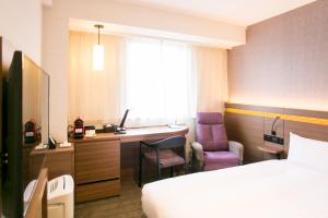 Postel nebo postele na pokoji v ubytování Nishitetsu Hotel Croom Hakata