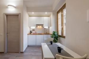 cocina con banco y mesa en una habitación en Frisi 3 City Center Suite - B Home, en Milán