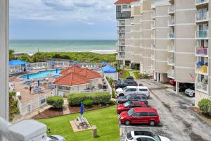 een luchtzicht op een parkeerplaats voor een gebouw bij St Regis Resort Living- Fitness Center - Sauna - Oceanfront Restaurant on Site in Chadwick Acres