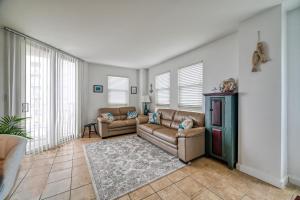 een woonkamer met 2 banken en een tapijt bij St Regis Resort Living- Fitness Center - Sauna - Oceanfront Restaurant on Site in Chadwick Acres