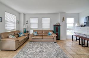 een woonkamer met twee banken en een tafel bij St Regis Resort Living- Fitness Center - Sauna - Oceanfront Restaurant on Site in Chadwick Acres