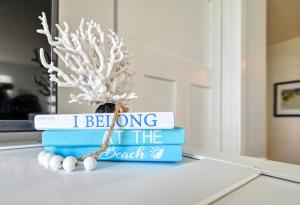 een stapel boeken op een tafel bij St Regis Resort Living- Fitness Center - Sauna - Oceanfront Restaurant on Site in Chadwick Acres +36 foto's