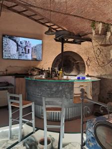 een keuken met een aanrecht en een pizza-oven bij Gumbo del Metre in Cervo