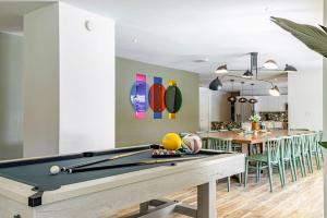 Meja biliard di Villa Tation 8BR Mini Hotel