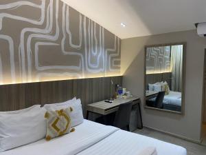 Rúm í herbergi á Lala's Boutique Hotel