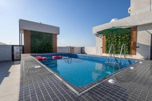 Bazén v ubytování فندق تارا بلس Tara Plus Hotel nebo v jeho okolí