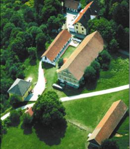 una vista aérea de una casa grande con árboles en Skorianzhof, en Eberndorf