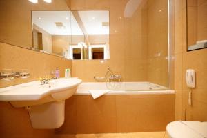 Ein Badezimmer in der Unterkunft Salvator Hotel