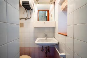 un piccolo bagno con lavandino e WC di Il Girasole by Il Pumo di Puglia a Castellana Grotte Altre 13 foto