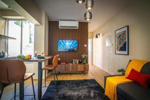 Posezení v ubytování Stylish Newly Renovated Flat, 250 Meters from the Beach, Central Location with Free Parking