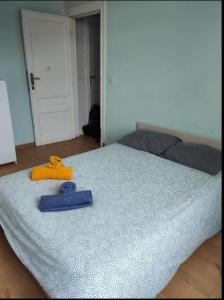 Postel nebo postele na pokoji v ubytování Chambre confortable lit double schaarbeek 1ere étage clé normal