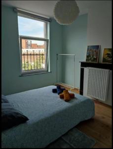 Postel nebo postele na pokoji v ubytování Chambre confortable lit double schaarbeek 1ere étage clé normal
