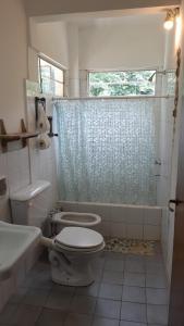 リオ・セバージョスにあるCasita en las Sierrasのトイレとシャワー付きのバスルーム