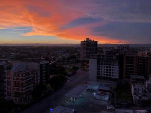 a view of a city at sunset at ALOHA Güemes Premium, 2 dorm con Vista a las Sierras in Córdoba