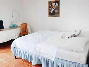 Postel nebo postele na pokoji v ubytování Baan Nuk Anong