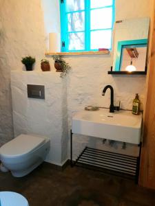 a bathroom with a sink and a toilet at Güneşli Tepe Datça in Cumalı