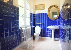 Salle de bains dans l'établissement L'Auberge 91530