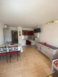 Una cocina y un comedor con mesa y sillas. en Gran Reserva 24, en Empuriabrava