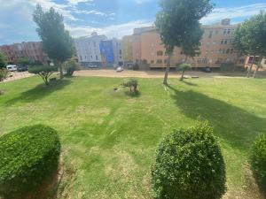 un campo verde con árboles y edificios al fondo en Gran Reserva 24, en Empuriabrava 4 fotos más